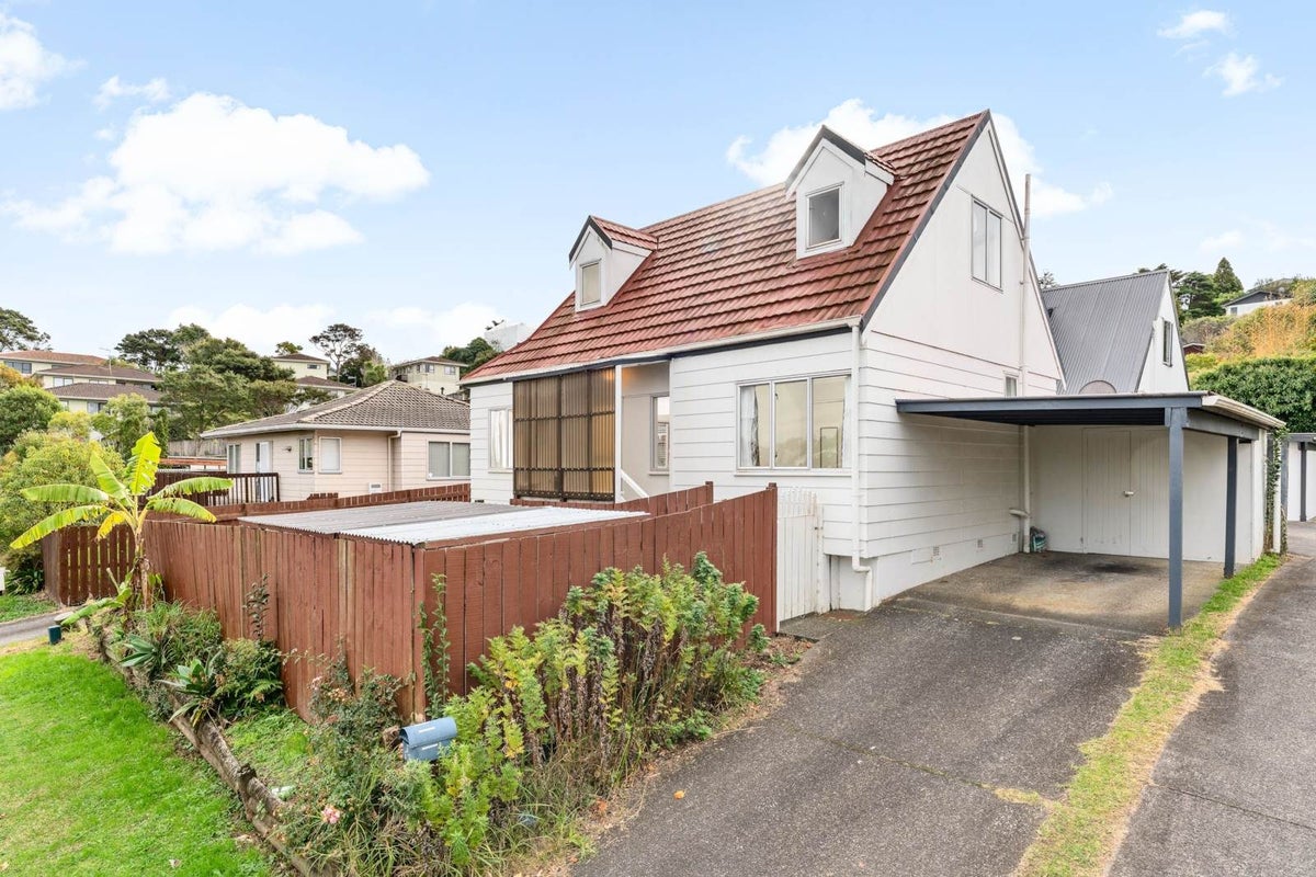 1/15 Lambrown Drive, Totara Vale, Auckland - Carousel 1
