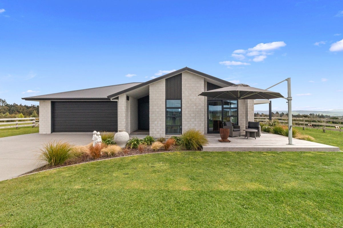 9 Betty May Drive, Pyes Pa, Tauranga - Carousel 1