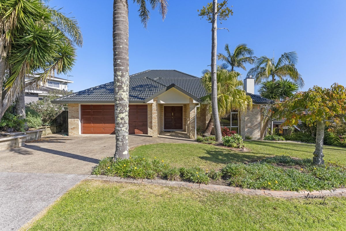 38 Kuripaka Crescent, The Gardens, Manukau City, Auckland - Carousel 1