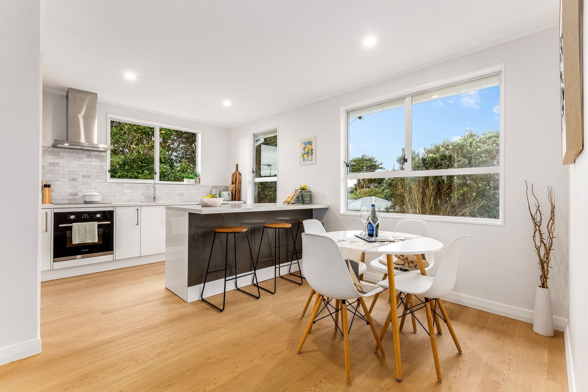 4 Taupiri Crescent, Titahi Bay, Porirua - Carousel 2