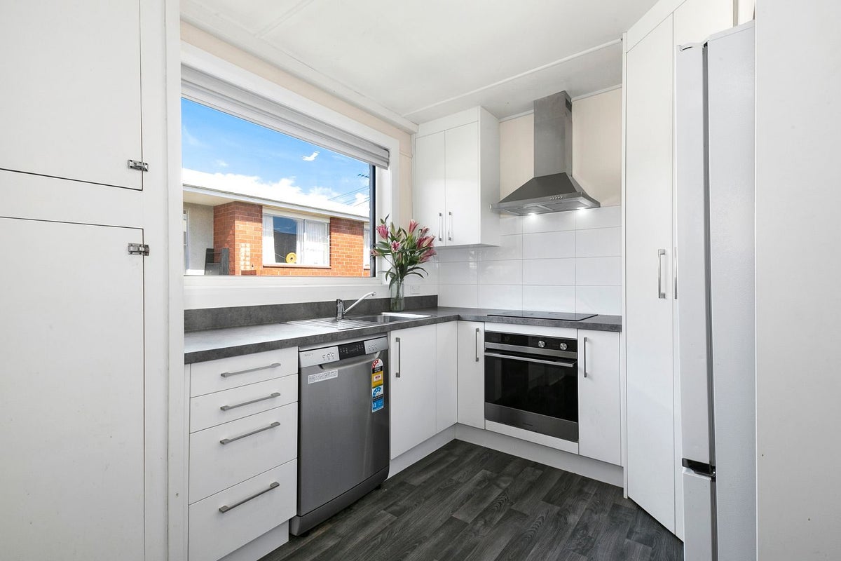 2/13 Prince Albert Road, Saint Kilda, Dunedin - Carousel 1