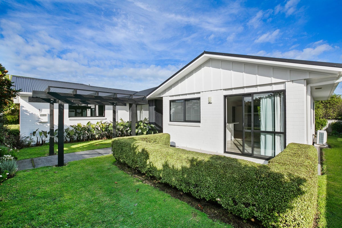 11 Heta Road, Highlands Park, New Plymouth - Carousel 1