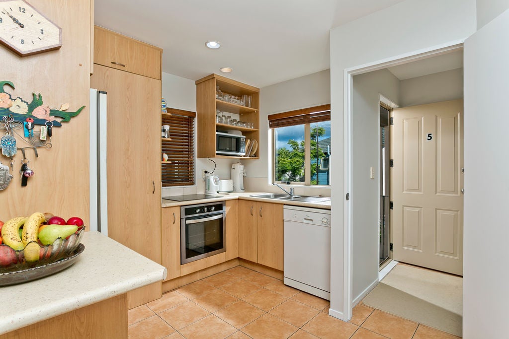 5/9 Sunnydale Place, Oteha, Auckland - Carousel 1
