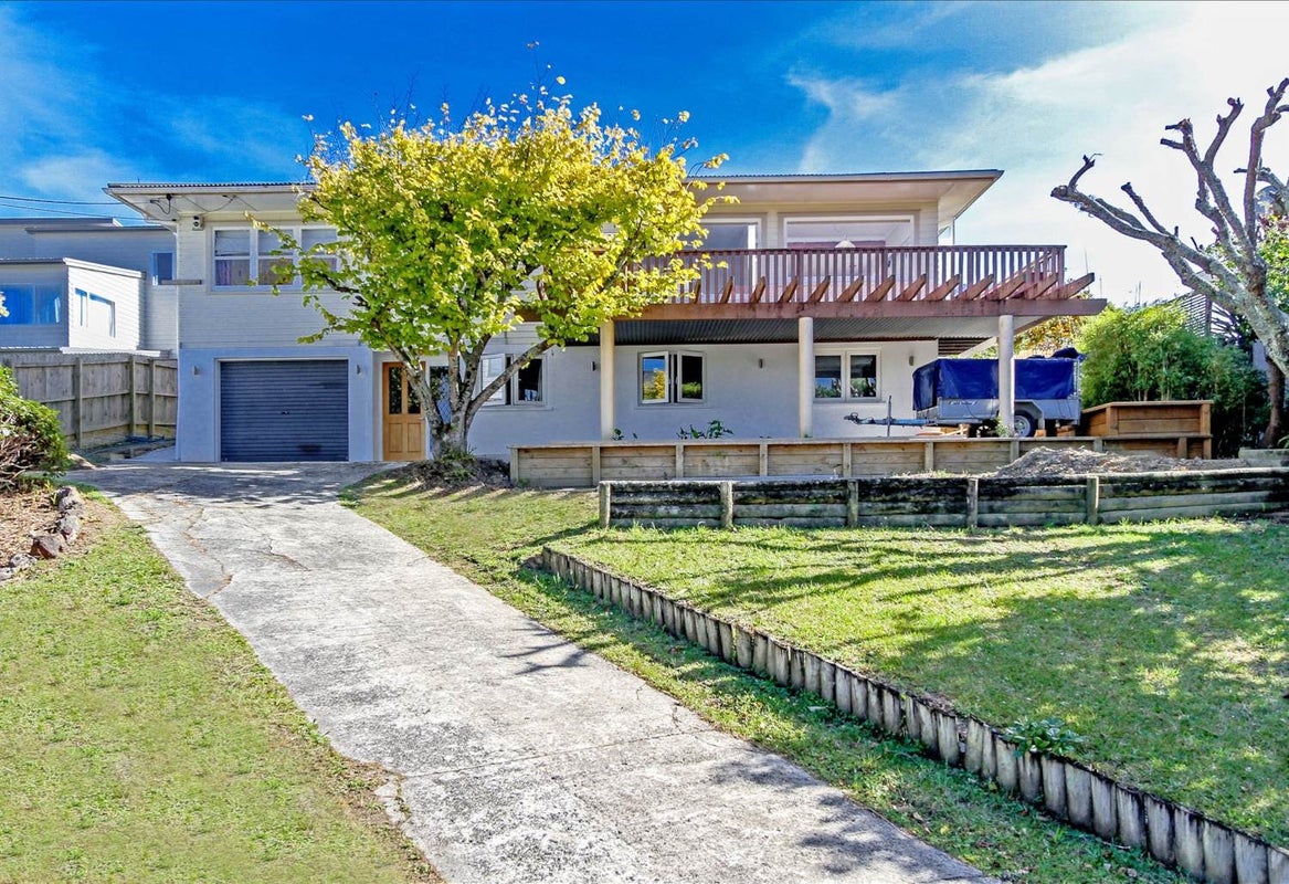 5 Windsor Place, Windsor Park, Auckland - Carousel 1