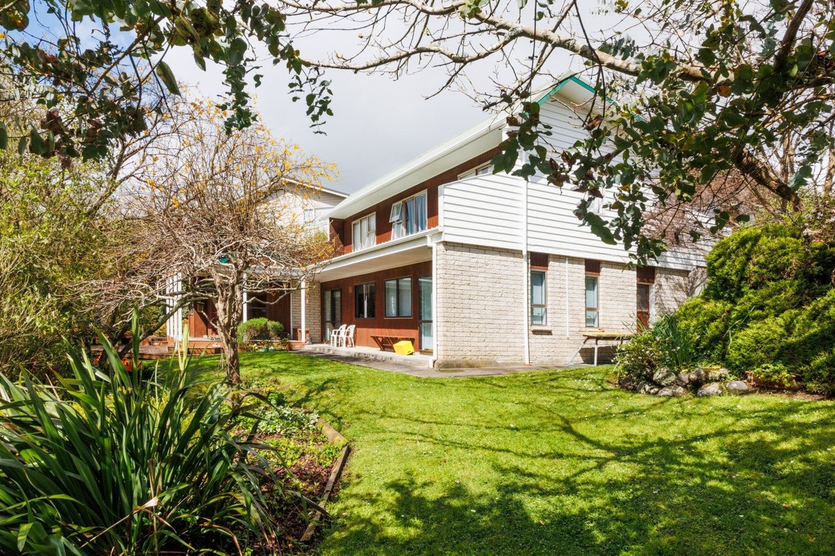 16 Clifton Terrace, Fitzherbert, Palmerston North - Carousel 1
