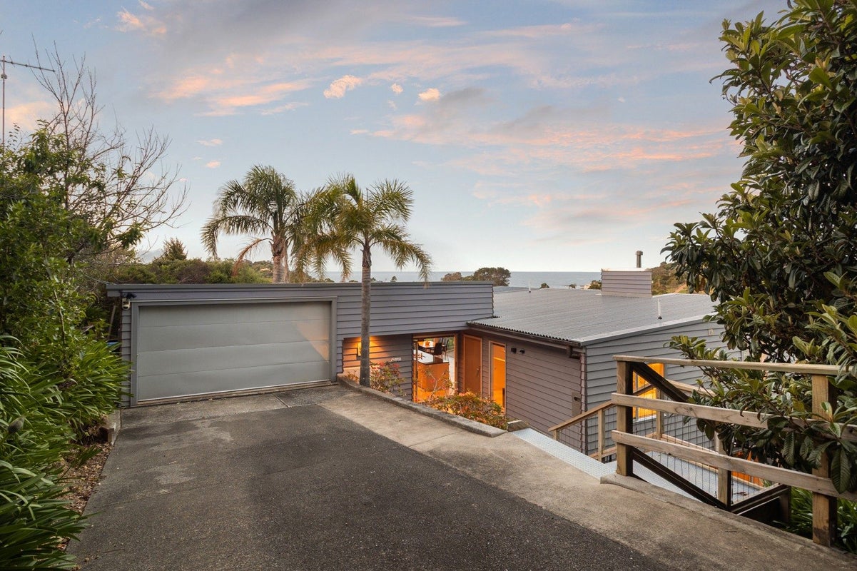 12 Karu Street, Oneroa, Waiheke Island - Carousel 2
