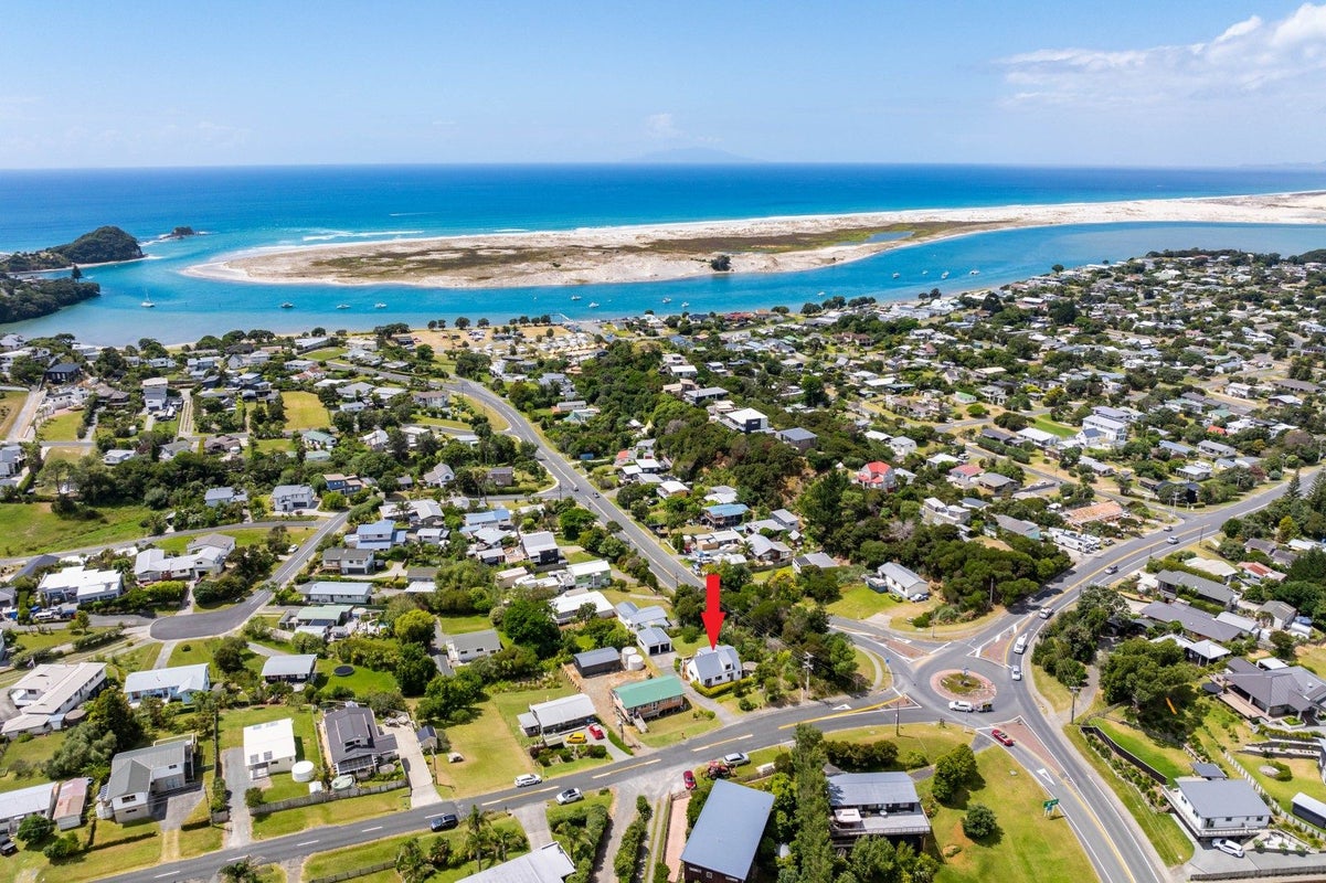 2 Cullen Street, Mangawhai Heads, Mangawhai - Carousel 1