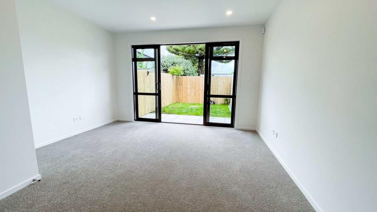 8/2 Stokes Avenue, Te Atatu Peninsula, Auckland - Carousel 2