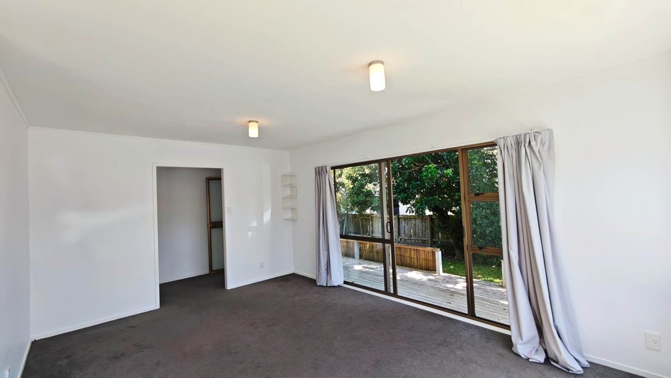 2/12 Kaipatiki Road, Glenfield, Auckland - Carousel 2