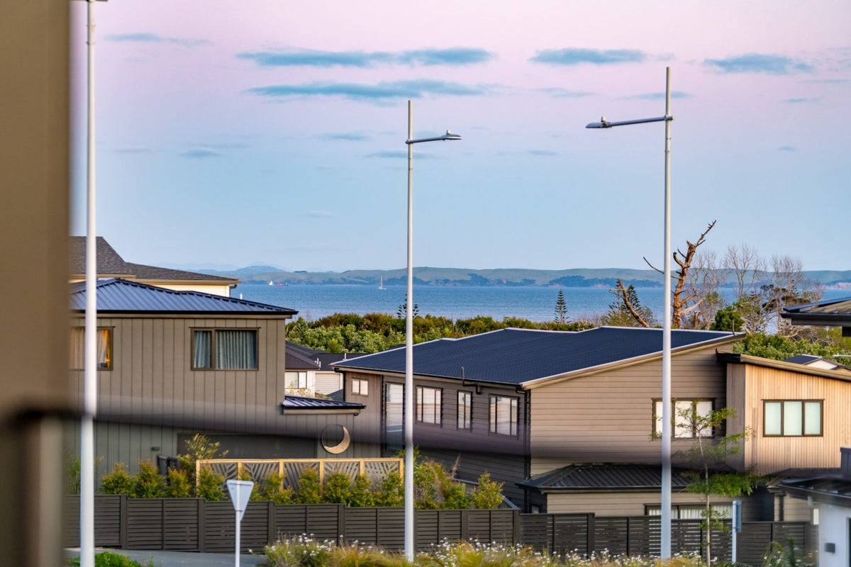 6 Kumukumu Road, Long Bay, Auckland - Carousel 2