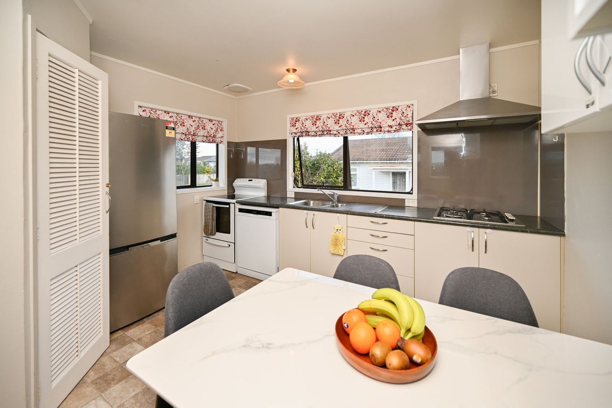 1/2 Northall Road, New Lynn, Auckland - Carousel 2