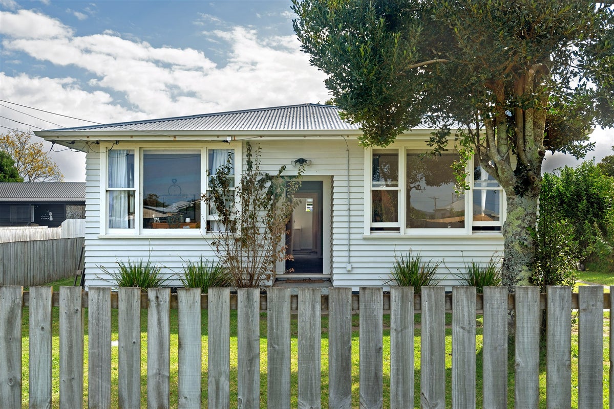 11 Redmond Street, Elgin, Gisborne - Carousel 1