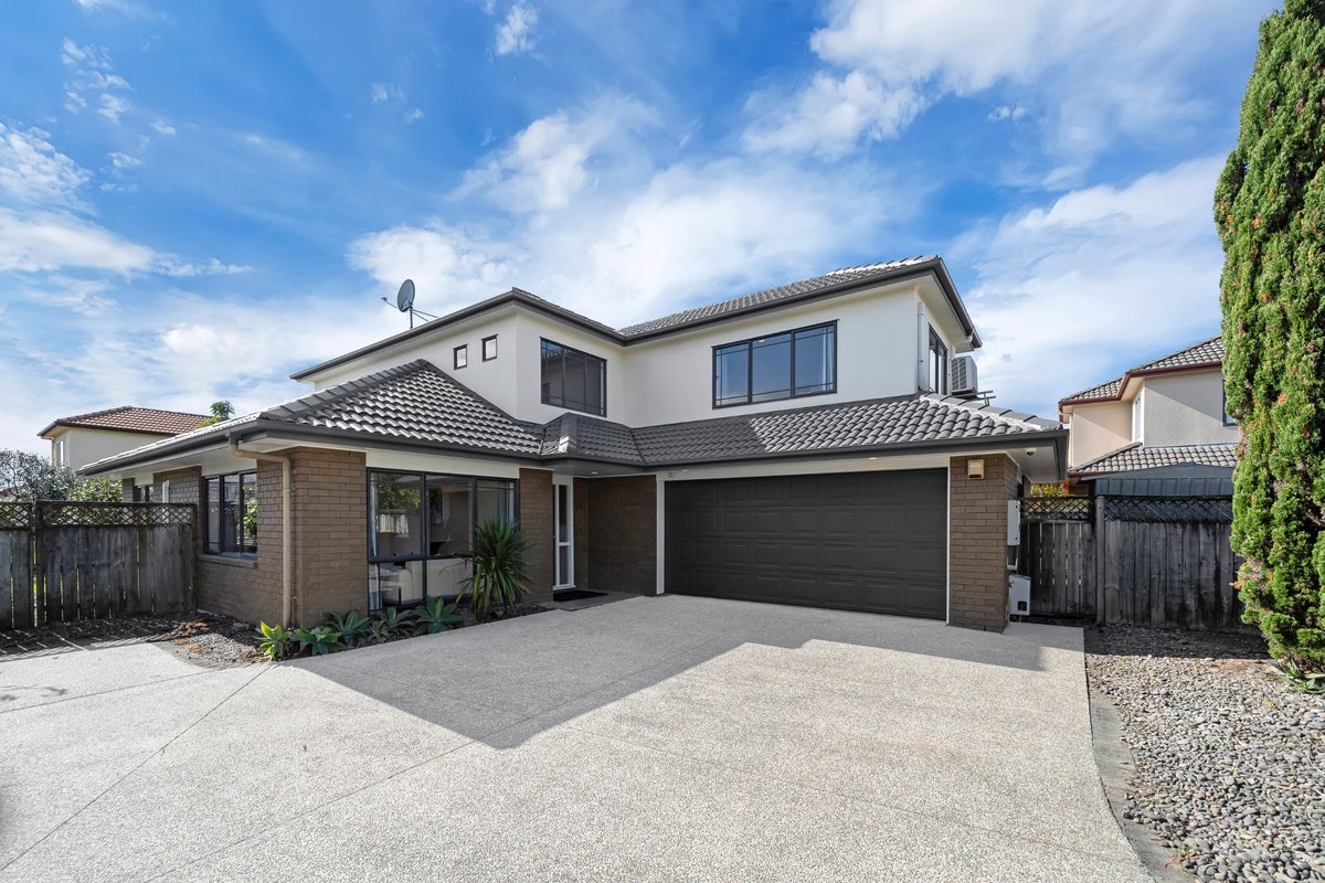 26 Thornbury Crescent, East Tamaki Heights, Auckland - Carousel 1