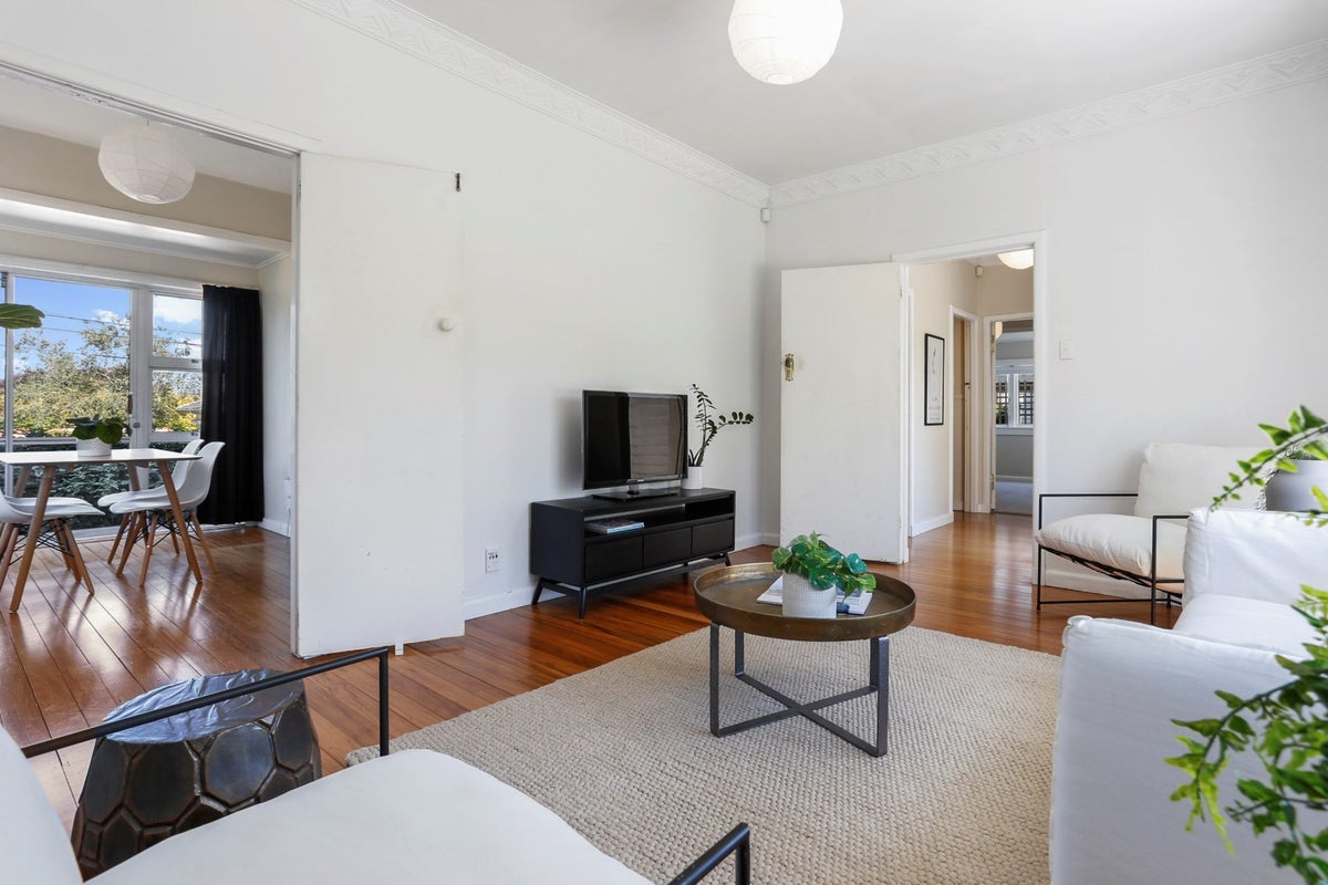 8A Warren Avenue, Three Kings, Auckland - Carousel 1
