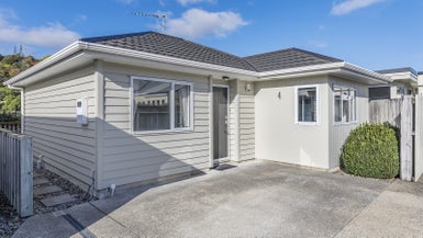 4 Melville Street, Tawa, Wellington - Carousel 1