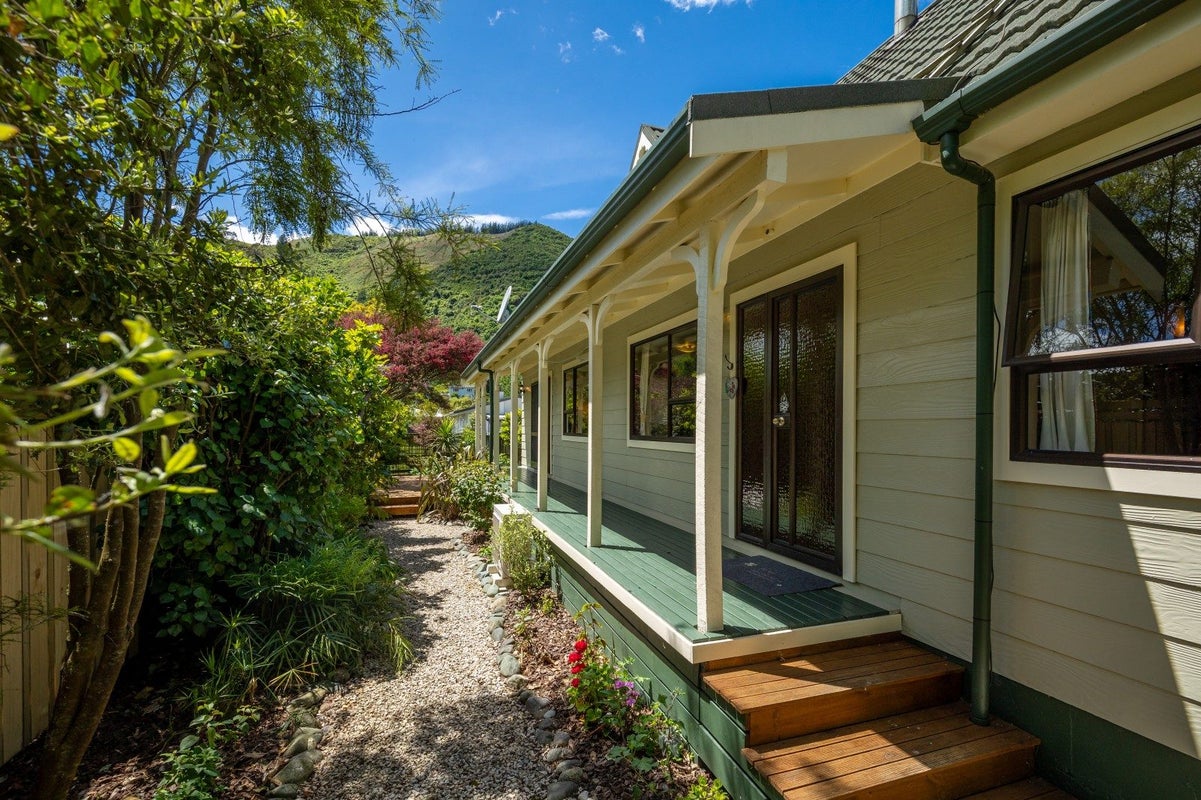 8 Robinson Road, The Brook, Nelson - Carousel 1