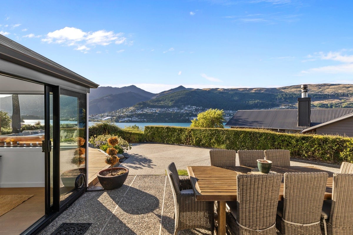 8 Elizabeth Place, Kelvin Heights, Queenstown - Carousel 2