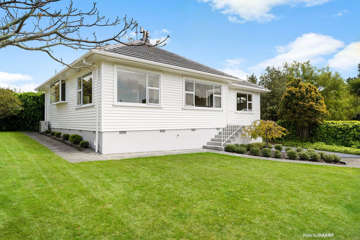 64 Raroa Terrace, Tawa, Wellington - Carousel 2