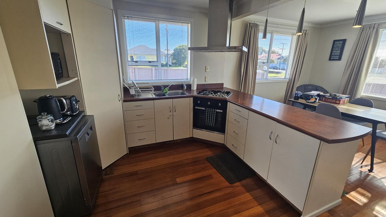 2 Saxton Road, Upper Vogeltown, New Plymouth - Carousel 2