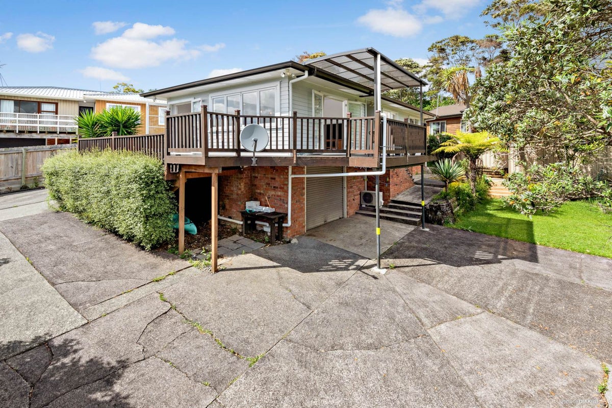 20 Dolbear Street, Titirangi, Auckland - Carousel 2