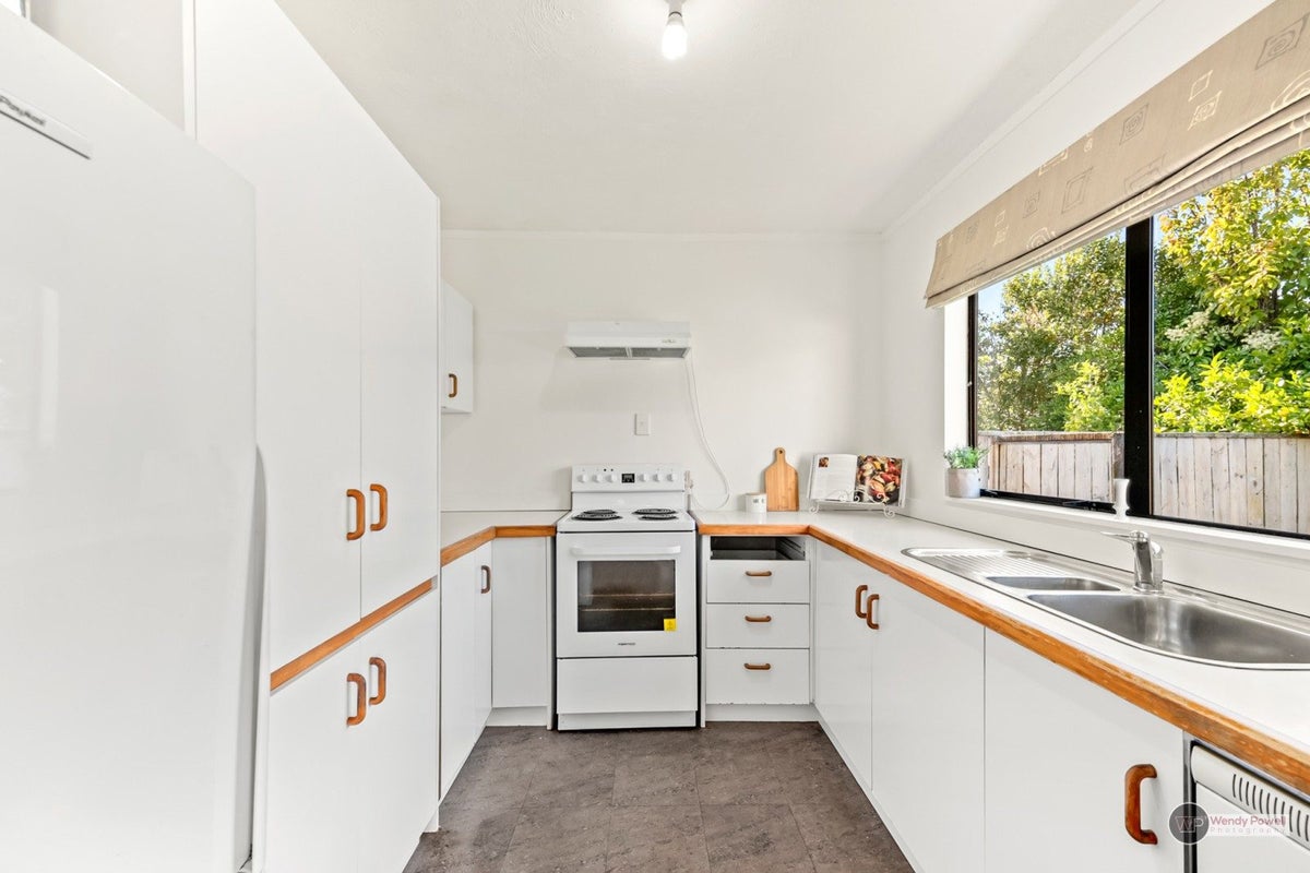 2/10 Purser Grove, Fairfield, Lower Hutt - Carousel 2