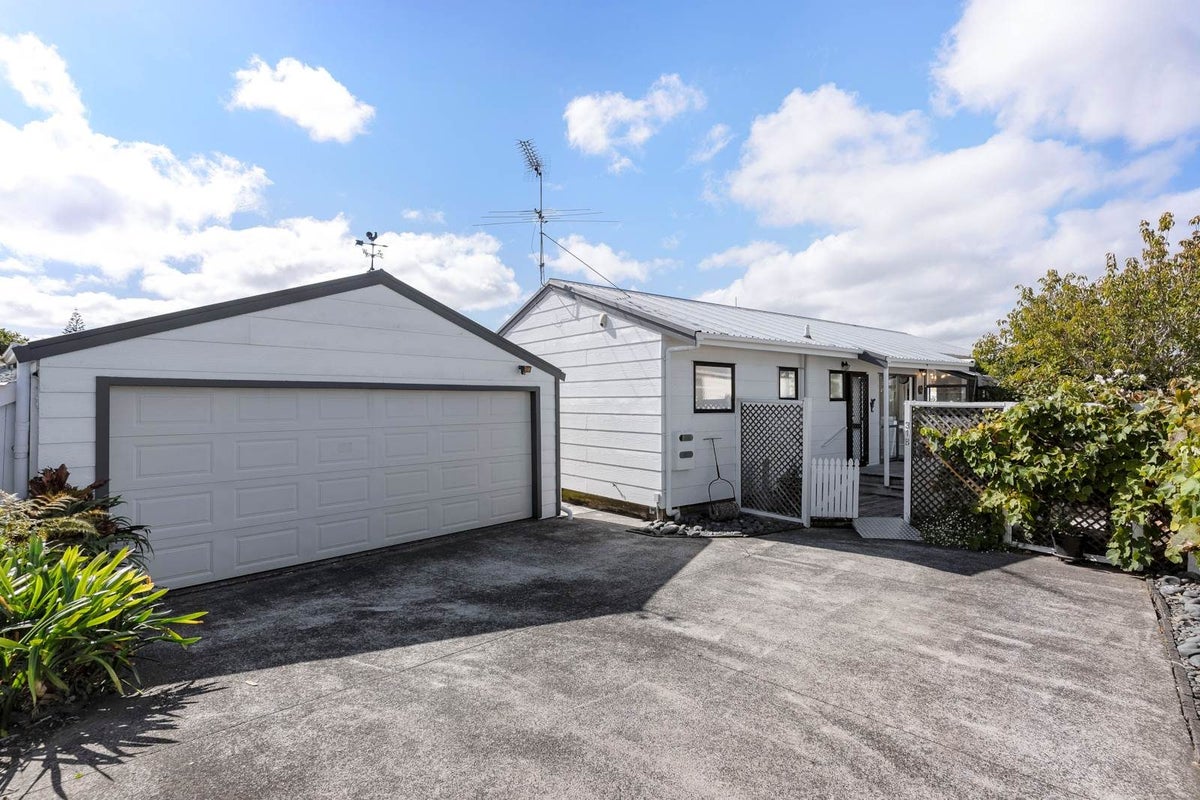 2/31 Glenview Road, Glen Eden, Auckland - Carousel 1