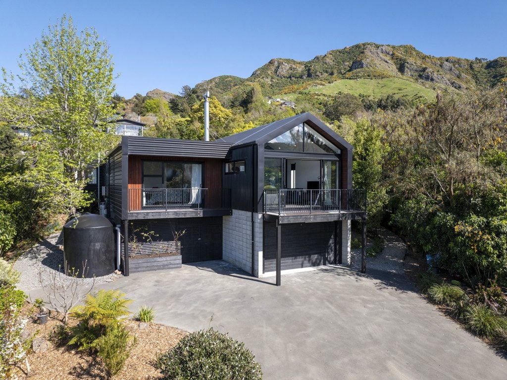 8 Merlincote Crescent, Governors Bay, Lyttelton - Carousel 1