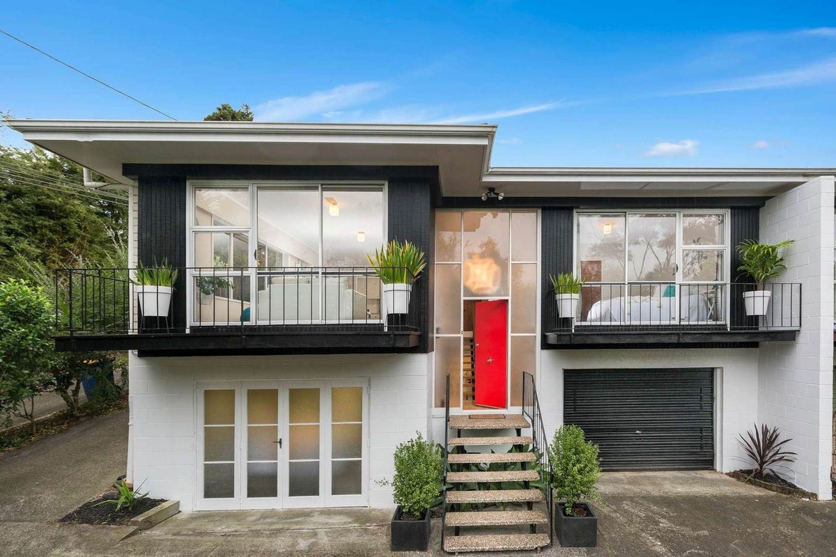 1/127 Godley Road, Green Bay, Auckland - Carousel 1