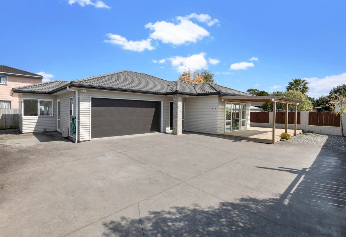 16A Darren Crescent, Half Moon Bay, Auckland - Carousel 1