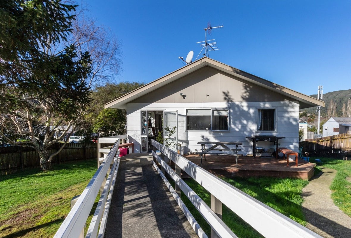 1 Tiroiti Grove, Stokes Valley, Lower Hutt - Carousel 1