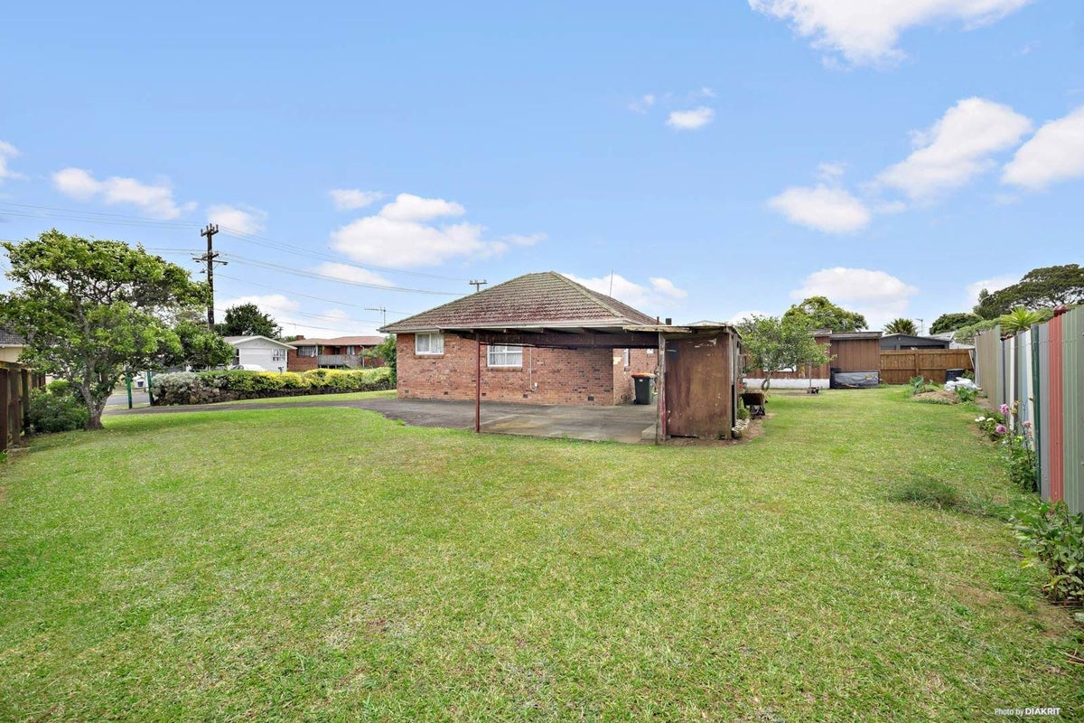 8 Wroughton Crescent, Otara, Auckland - Carousel 2