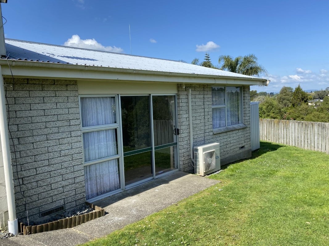 21B Resthill Crescent, Glenview, Hamilton - Carousel 1