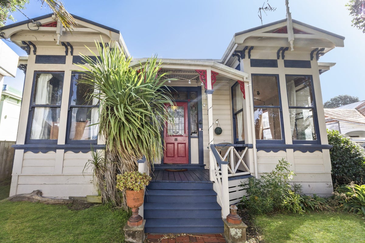 102 Derwent Street, Island Bay, Wellington - Carousel 1