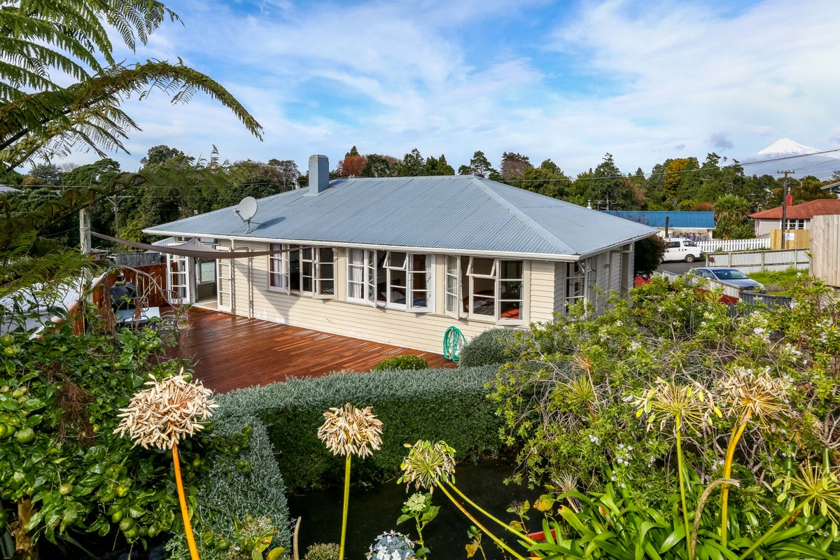 23 Banks Street, Marfell, New Plymouth - Carousel 1