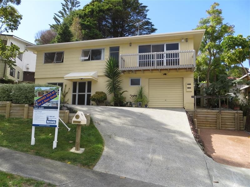 9 Newstead Avenue, Browns Bay, Auckland - Carousel 1