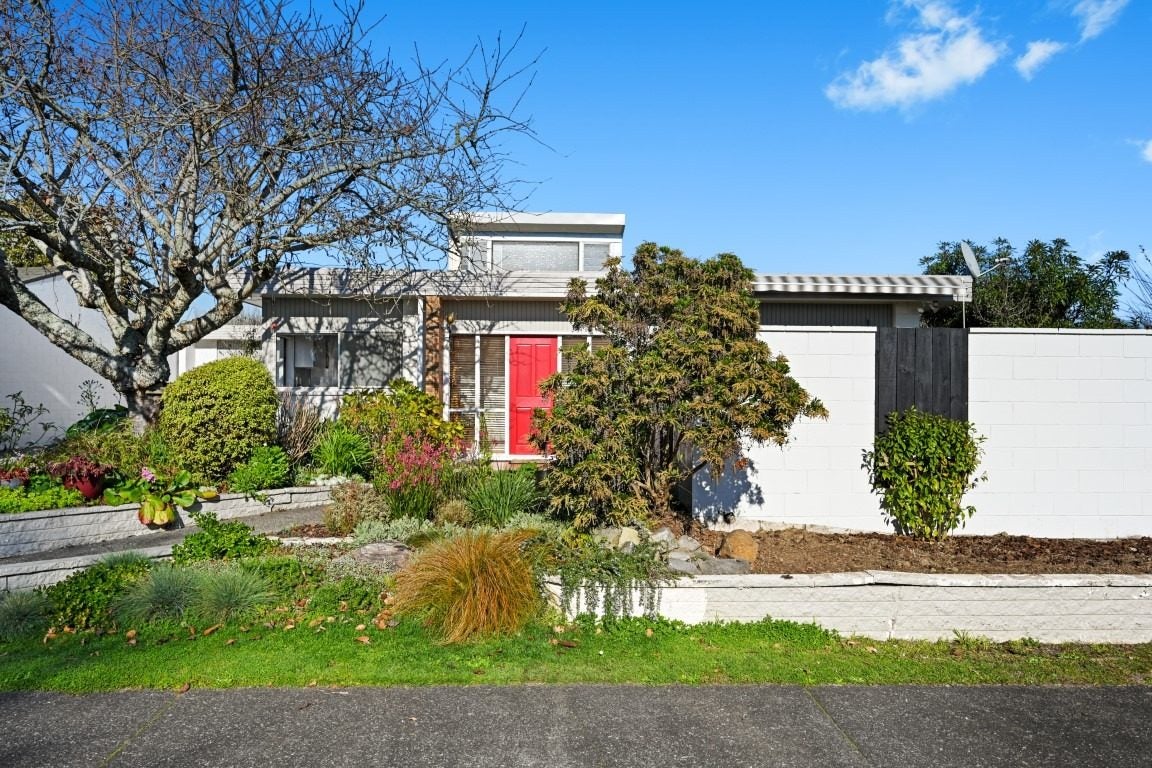 31 Bernard Street, Chedworth, Hamilton - Carousel 1