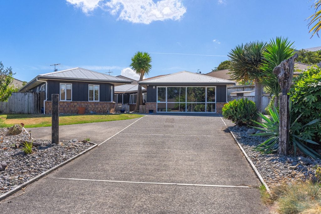 17 Ashleigh Way, Waikanae Beach, Waikanae - Carousel 1
