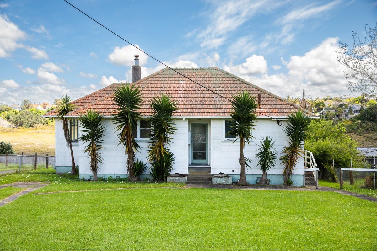 31 Hillary Crescent, Belmont, Auckland - Carousel 1