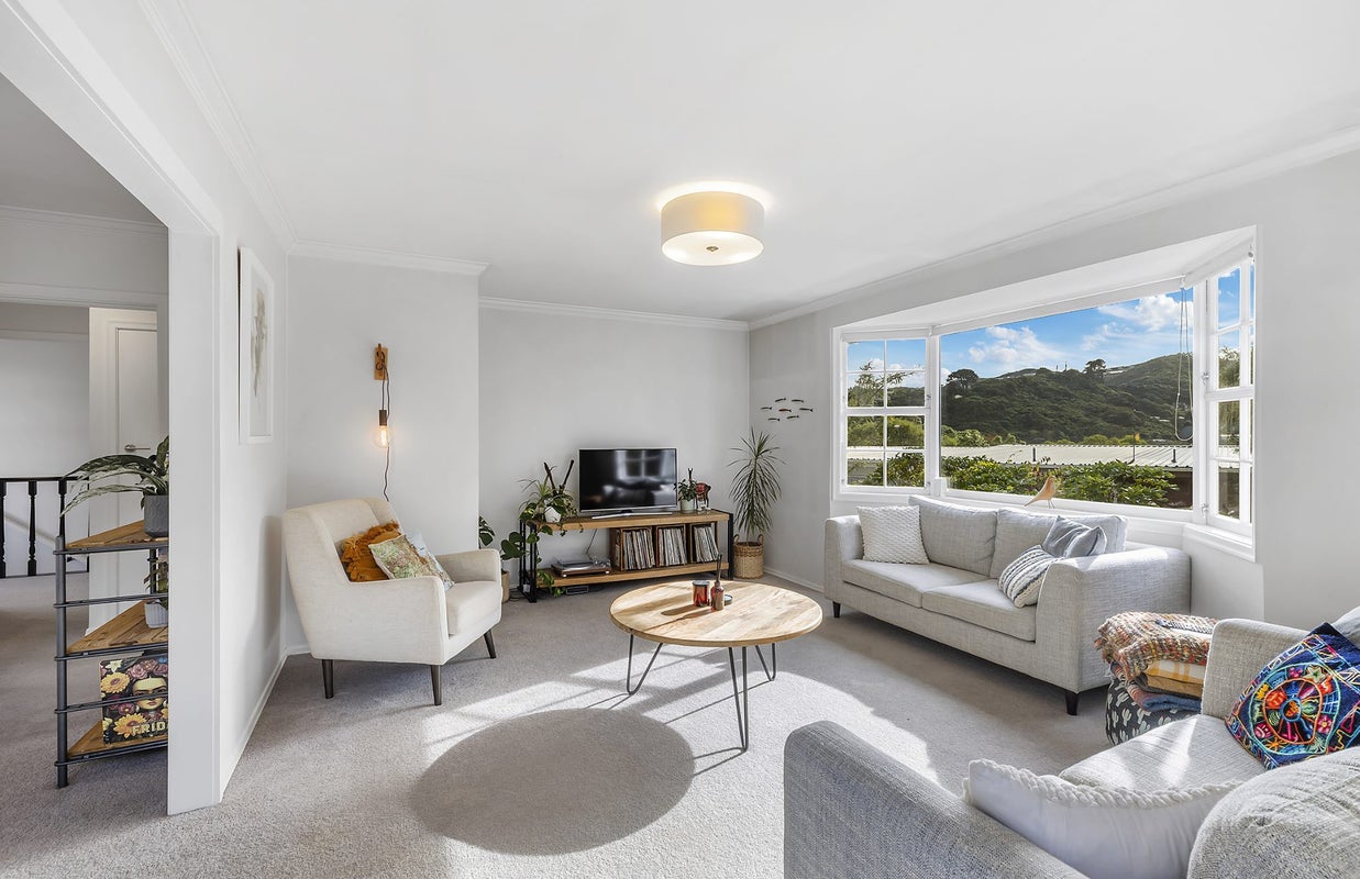 5A Ridd Crescent, Karori, Wellington - Carousel 1