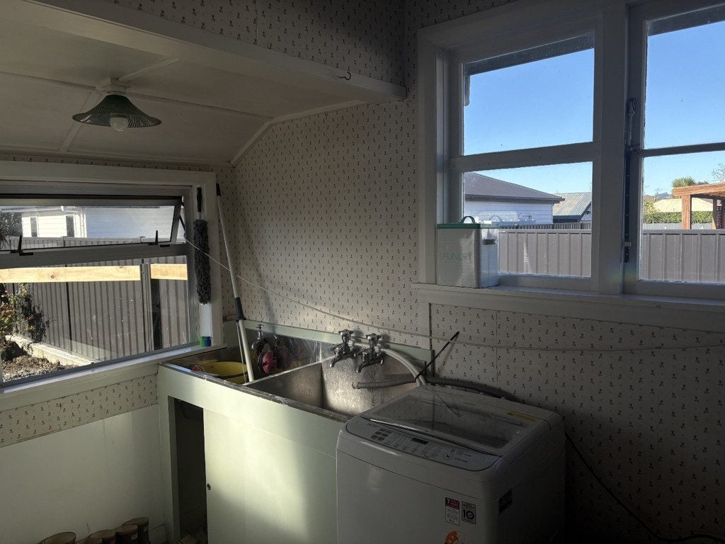 714 Grove Road, Mayfair, Hastings - Carousel 11