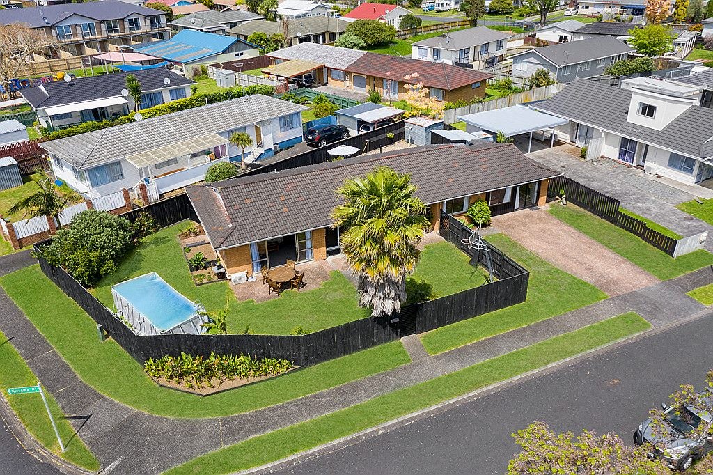 2 Kirrama Place, Conifer Grove, Takanini - Carousel 1