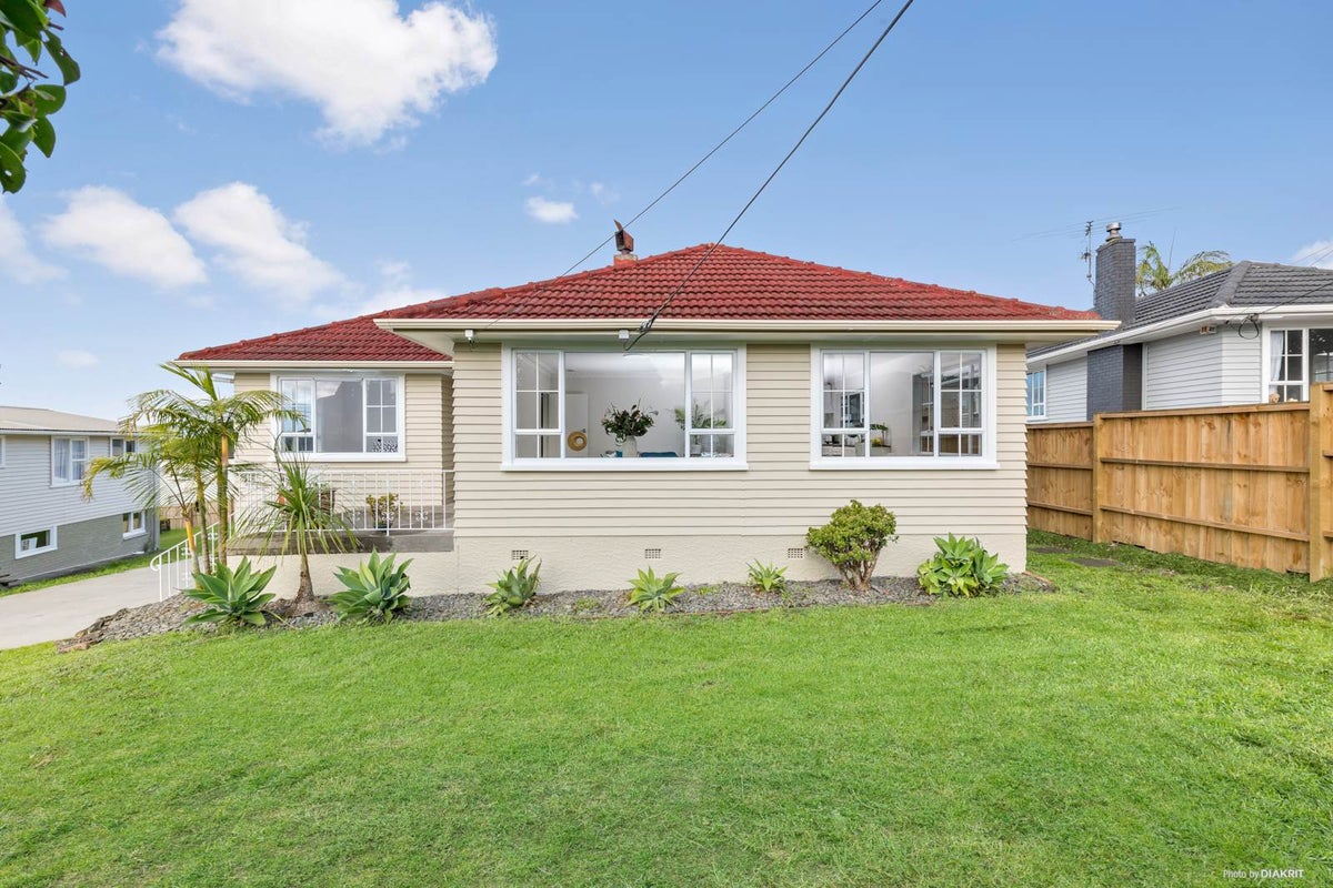 9 Tiroroa Avenue, Te Atatu South, Auckland - Carousel 2
