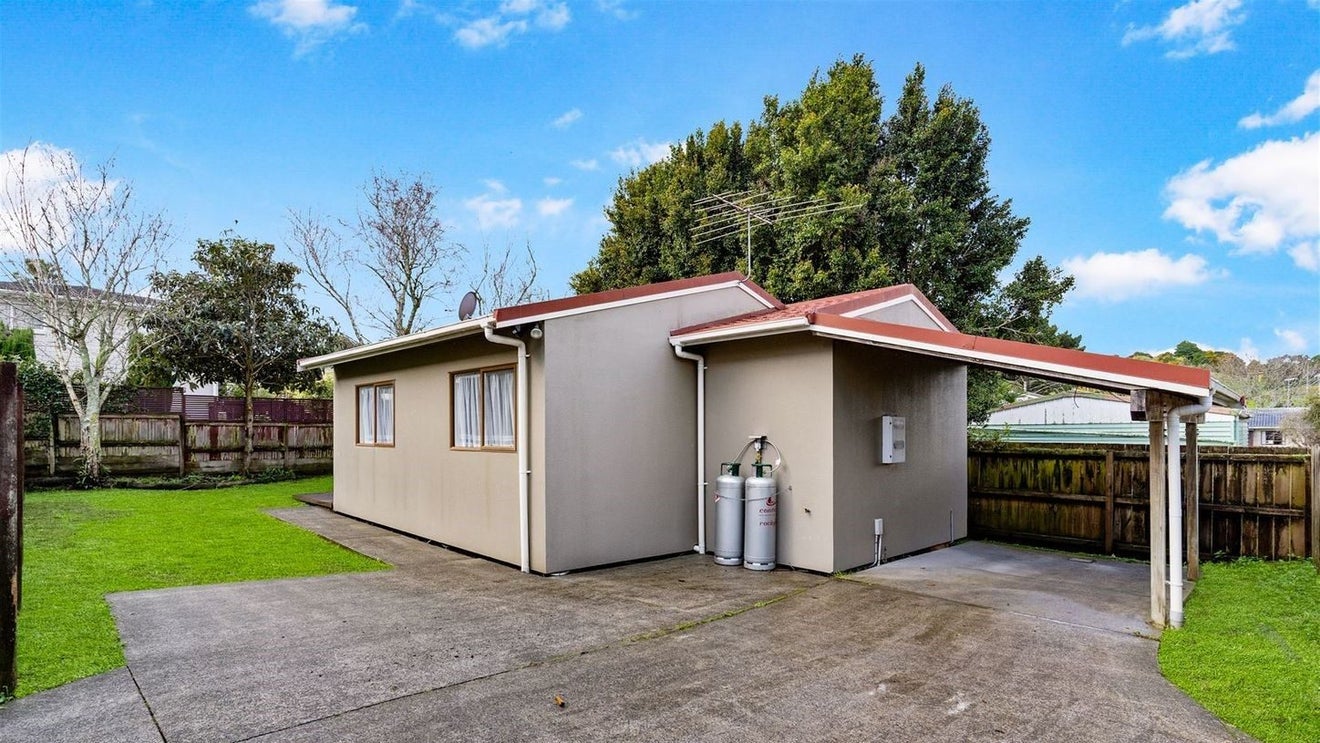 23 Anna Watson Road, Half Moon Bay, Auckland - Carousel 2