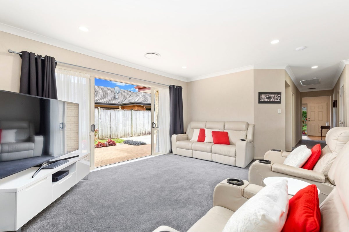 30 Turnberry Drive, Wattle Downs, Auckland - Carousel 2