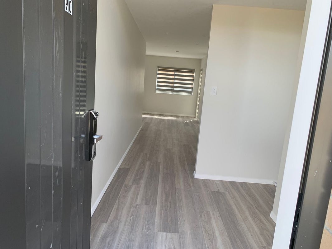 9C Jillteresa Crescent, Half Moon Bay, Auckland - Carousel 1