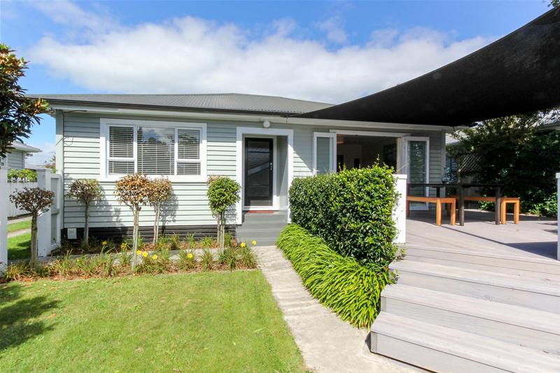 18 Karaka Street, Merrilands, New Plymouth - Carousel 1