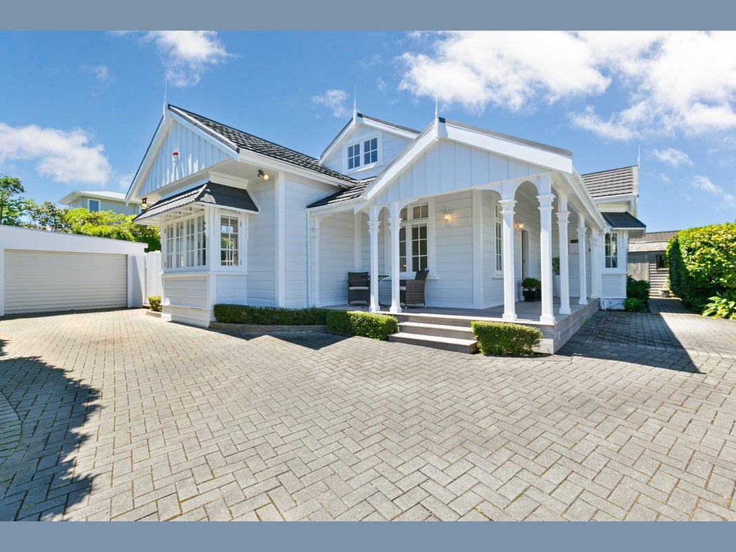 15 Lucknow Terrace, Khandallah, Wellington - Carousel 2
