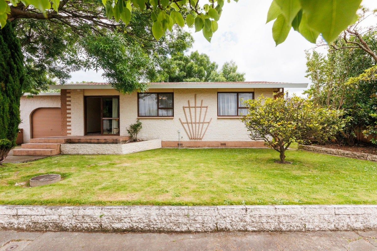2 Adams Place, Kelvin Grove, Palmerston North - Carousel 1