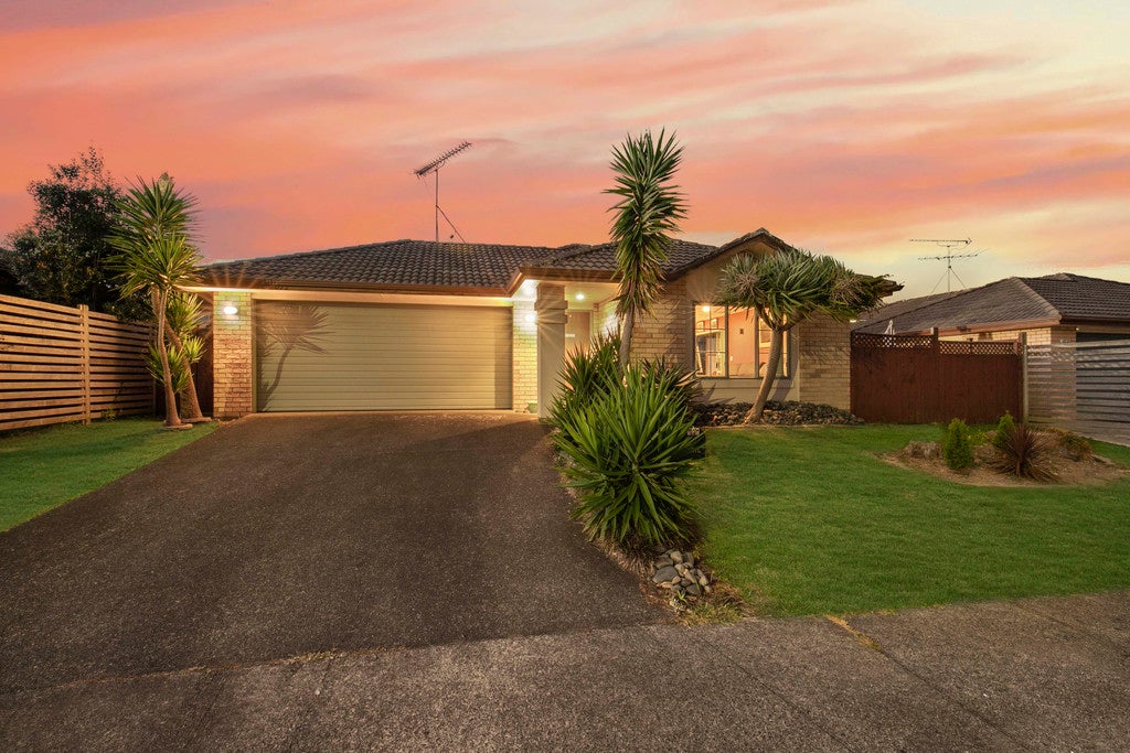 37 Ironstone Place, Randwick Park, Auckland - Carousel 1