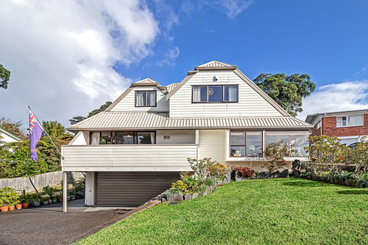 2/17 Harrybrook Road, Green Bay, Auckland - Carousel 1